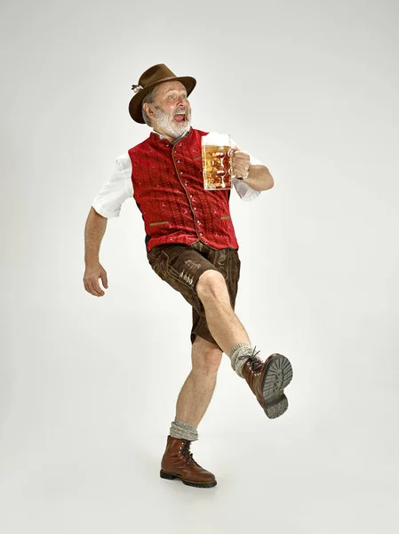 Retrato del hombre del Oktoberfest, vestido con una ropa tradicional bávara — Foto de Stock