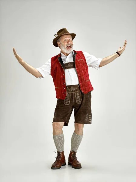Portret mężczyzny Oktoberfest, w sobie tradycyjne bawarskie stroje — Zdjęcie stockowe