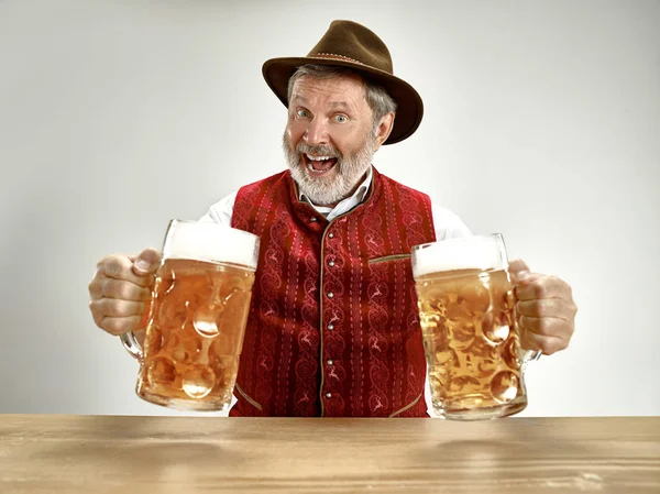 Alemania, Baviera, Alta Baviera, hombre con cerveza vestido con traje tradicional austriaco o bávaro — Foto de Stock