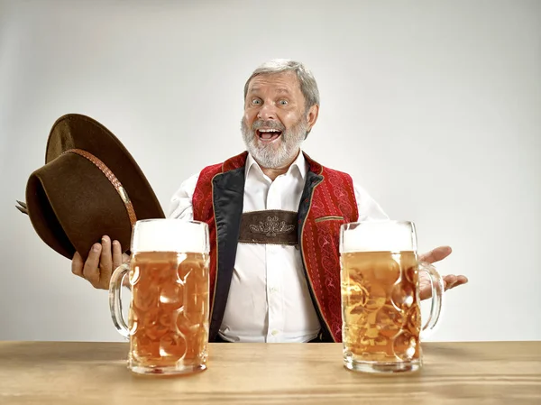 Alemania, Baviera, Alta Baviera, hombre con cerveza vestido con traje tradicional austriaco o bávaro — Foto de Stock