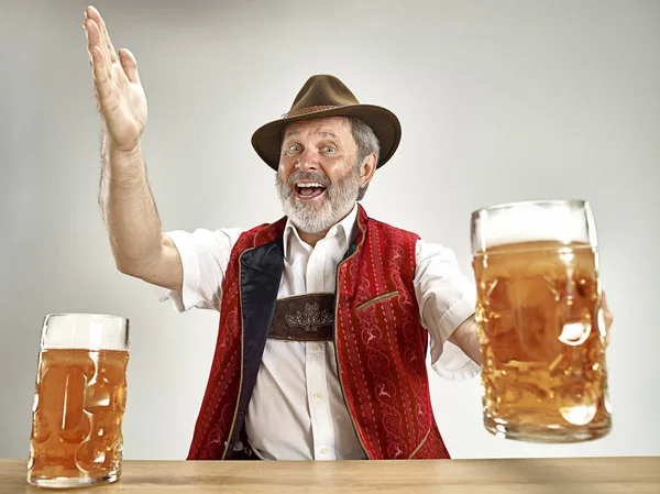 Alemania, Baviera, Alta Baviera, hombre con cerveza vestido con traje tradicional austriaco o bávaro — Foto de Stock