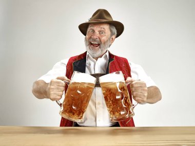 Almanya, Bavyera, Upper Bavaria, adam bira ile geleneksel Avusturya veya Bavyera kostüm giymiş