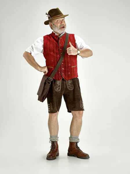 Retrato del hombre del Oktoberfest, vestido con una ropa tradicional bávara — Foto de Stock