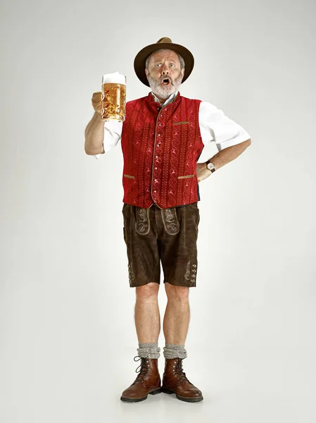 Ritratto dell'uomo dell'Oktoberfest, con indosso un abito tradizionale bavarese — Foto Stock