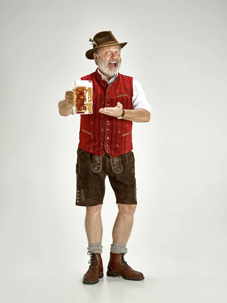 Retrato del hombre del Oktoberfest, vestido con una ropa tradicional bávara — Foto de Stock