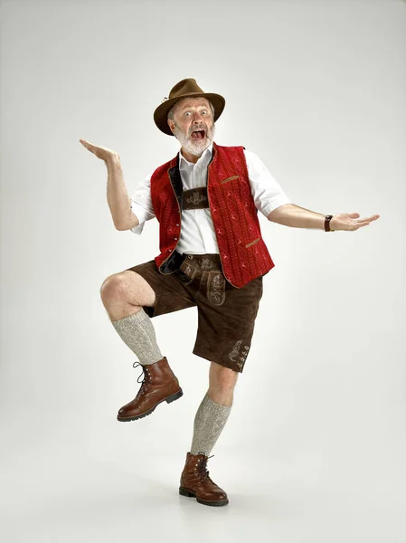 Retrato del hombre del Oktoberfest, vestido con una ropa tradicional bávara — Foto de Stock