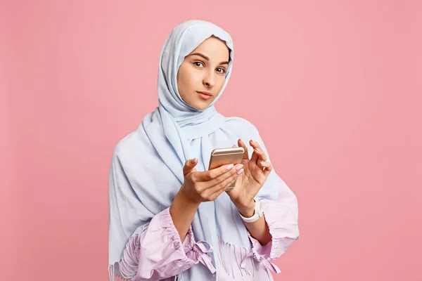 Mulher árabe feliz no hijab. Retrato de menina sorridente, posando no fundo do estúdio — Fotografia de Stock