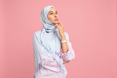 Türban Arap kadın. Studio geçmiş vasıl poz ciddi kız portresi