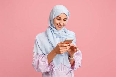 Hijab mutlu Arap kadın. Studio geçmiş vasıl poz gülümseyen kız portresi