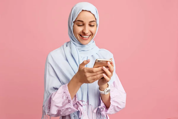 Mulher árabe feliz no hijab. Retrato de menina sorridente, posando no fundo do estúdio — Fotografia de Stock