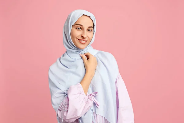 Gelukkig Arabische vrouw in hijab. Portret van lachende meisje, die zich voordeed bij studio achtergrond — Stockfoto