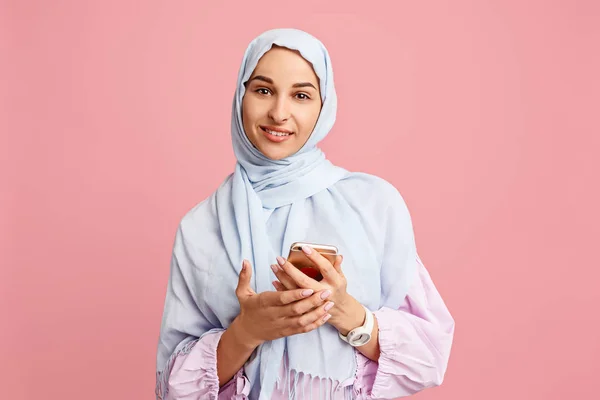 Mulher árabe feliz no hijab. Retrato de menina sorridente, posando no fundo do estúdio — Fotografia de Stock