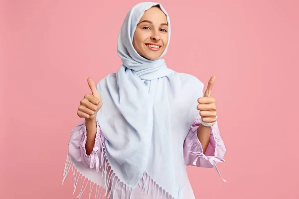 Šťastná Arabská žena v hidžábu. Portrét usmívající se dívka pózuje na studio pozadí — Stock fotografie