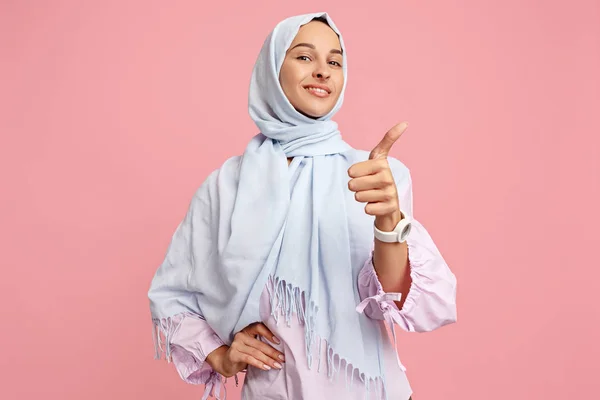 Mujer árabe feliz en hiyab. Retrato de chica sonriente, posando en el fondo del estudio —  Fotos de Stock