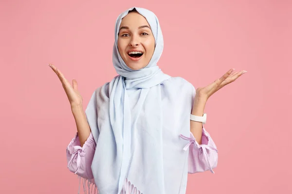 在头巾的阿拉伯妇女快乐。微笑的女孩的肖像, 摆在演播室背景 — 图库照片