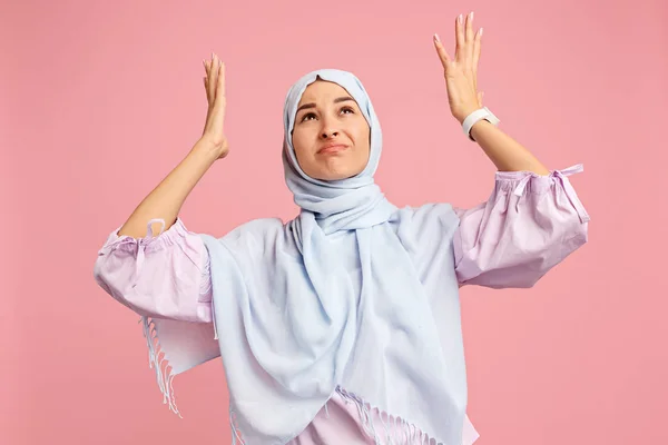 Argumentera, argumentera koncept. Arabiska kvinna i hijab. Porträtt av flicka, poserar på studio bakgrund — Stockfoto