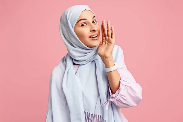 Gelukkig Arabische vrouw in hijab. Portret van lachende meisje, die zich voordeed bij studio achtergrond — Stockfoto