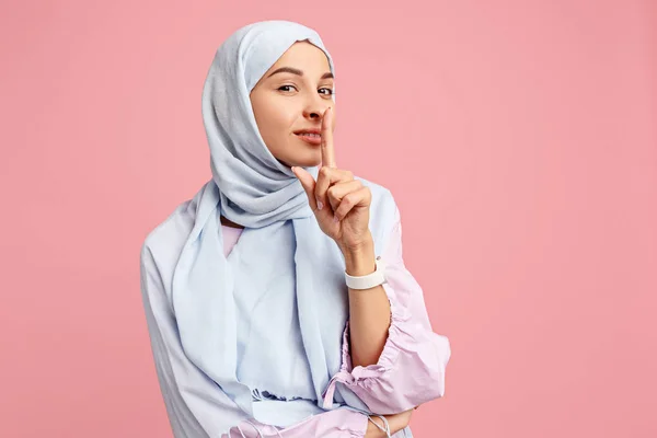 Gelukkig Arabische vrouw in hijab. Portret van lachende meisje, die zich voordeed bij studio achtergrond — Stockfoto