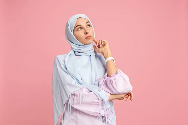 A hidzsáb arab nő. Portré komoly lány pózol, stúdió-háttér — Stock Fotó
