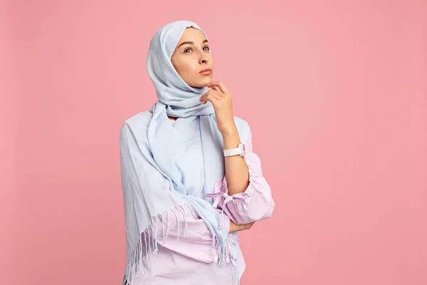 Den arabiska kvinnan i hijab. Porträtt av allvarlig flicka, poserar på studio bakgrund — Stockfoto