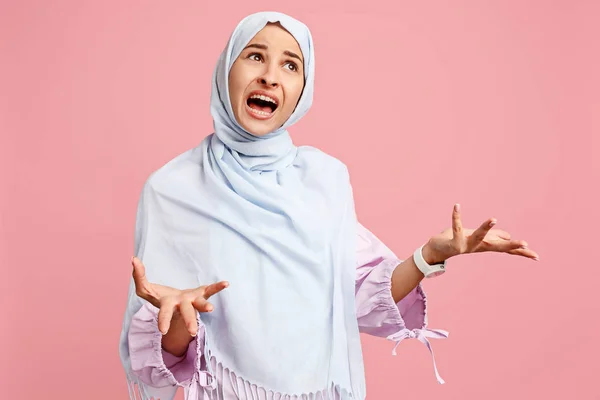 Argumenta, discute el concepto. mujer árabe en hiyab. Retrato de chica, posando en el fondo del estudio —  Fotos de Stock