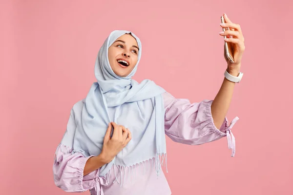 Gelukkig Arabische vrouw in hijab. Portret van lachende meisje, die zich voordeed bij studio achtergrond — Stockfoto