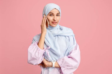 Hijab mutlu Arap kadın. Studio geçmiş vasıl poz gülümseyen kız portresi