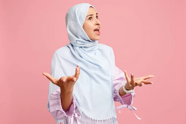 Argumenta, discute el concepto. mujer árabe en hiyab. Retrato de chica, posando en el fondo del estudio —  Fotos de Stock