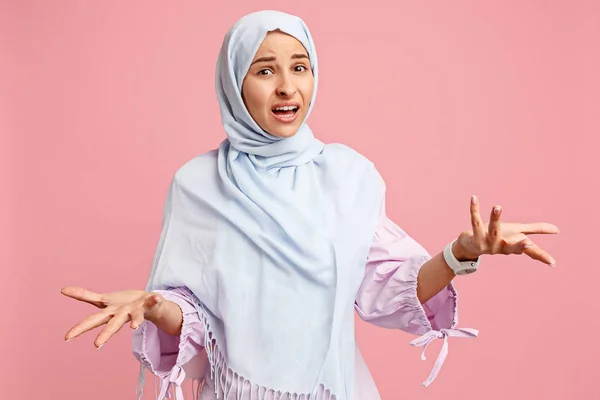 Argumenta, discute el concepto. mujer árabe en hiyab. Retrato de chica, posando en el fondo del estudio —  Fotos de Stock