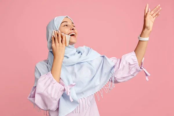 Mulher árabe feliz no hijab. Retrato de menina sorridente, posando no fundo do estúdio — Fotografia de Stock