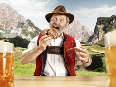 Almanya, Bavyera, Upper Bavaria, adam bira ile geleneksel Avusturya veya Bavyera kostüm giymiş