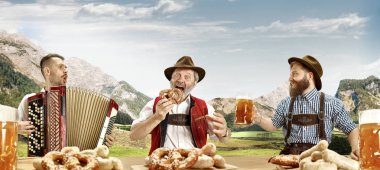 Almanya, Bavyera, Upper Bavaria, erkekler bira ile geleneksel Avusturya veya Bavyera kostüm giymiş