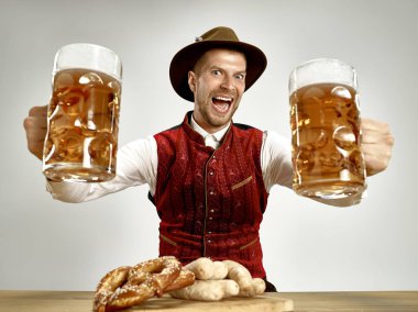 Almanya, Bavyera, Upper Bavaria, adam bira ile geleneksel Avusturya veya Bavyera kostüm giymiş