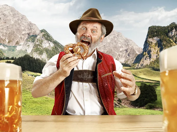 Німеччина, Баварія, верхній Баварії, людина з пивом, одягнені в традиційні австрійські та баварської костюм — стокове фото