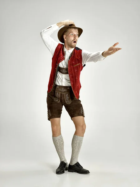 Oktoberfest adam, geleneksel Bavyera kıyafetlerle portresi — Stok fotoğraf