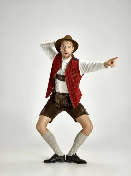 Retrato del hombre del Oktoberfest, vestido con una ropa tradicional bávara — Foto de Stock