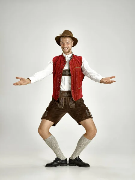 Retrato del hombre del Oktoberfest, vestido con una ropa tradicional bávara — Foto de Stock