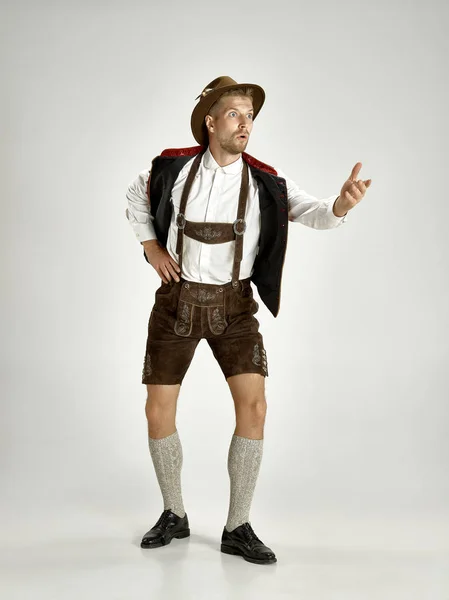 Retrato do homem Oktoberfest, vestindo uma roupa tradicional da Baviera — Fotografia de Stock