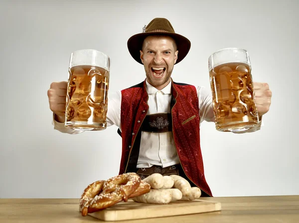 Germania, Baviera, Alta Baviera, uomo con birra vestito in costume tradizionale austriaco o bavarese — Foto Stock