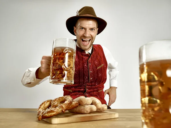 Німеччина, Баварія, верхній Баварії, людина з пивом, одягнені в традиційні австрійські та баварської костюм — стокове фото