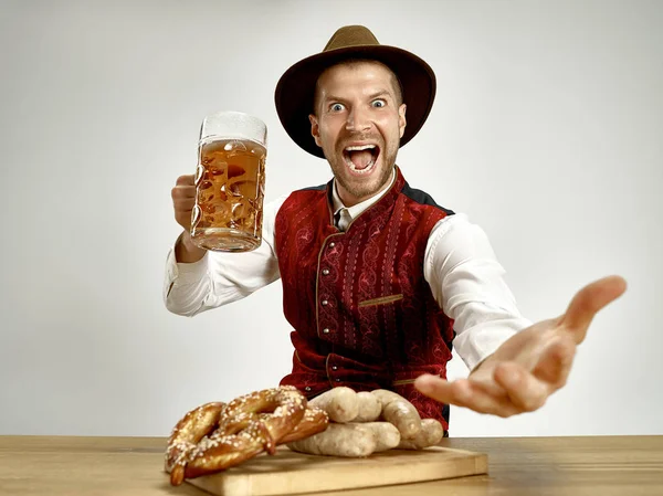 Germania, Baviera, Alta Baviera, uomo con birra vestito in costume tradizionale austriaco o bavarese — Foto Stock
