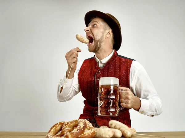 Tyskland, Bayern, Oberbayern, mannen med öl klädd i traditionell österrikisk eller bayerska kostym — Stockfoto