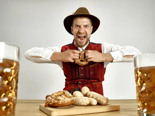 Alemania, Baviera, Alta Baviera, hombre con cerveza vestido con traje tradicional austriaco o bávaro —  Fotos de Stock