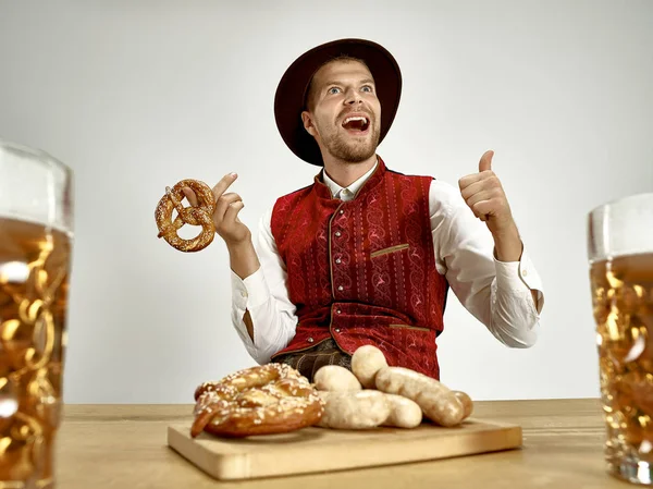 Alemanha, Baviera, Alta Baviera, homem com cerveja vestida com trajes tradicionais austríacos ou bávaros — Fotografia de Stock