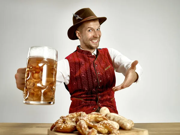 Alemanha, Baviera, Alta Baviera, homem com cerveja vestida com trajes tradicionais austríacos ou bávaros — Fotografia de Stock