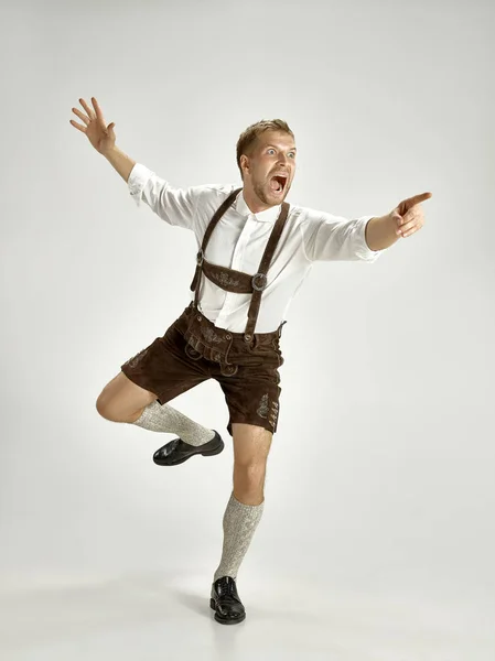 Portrét Oktoberfest Mladého Muže Klobouku Sobě Tradiční Bavorské Oblečení Stojí — Stock fotografie