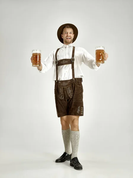 Porträtt Oktoberfest Ung Man Hatt Bär Traditionell Bayersk Kläder Stående — Stockfoto