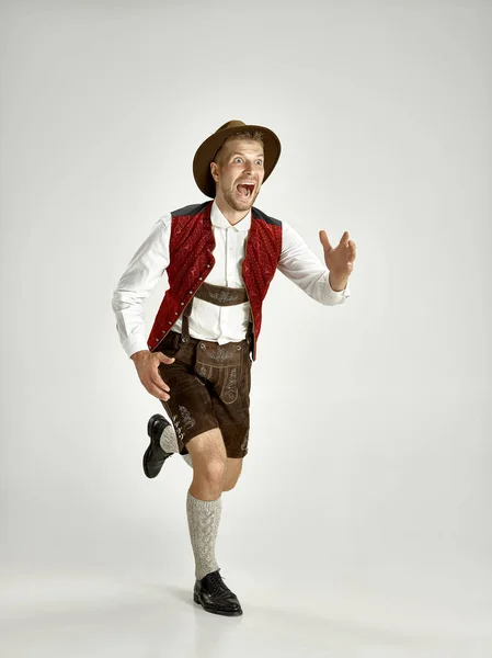 Retrato Jovem Oktoberfest Chapéu Vestindo Uma Roupa Tradicional Bávara Estúdio — Fotografia de Stock