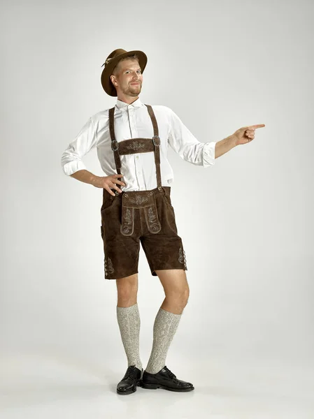 Porträtt Oktoberfest Ung Man Hatt Bär Traditionell Bayersk Kläder Stående — Stockfoto