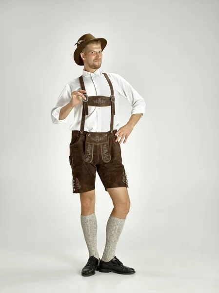 Portrét Oktoberfest Mladého Muže Klobouku Sobě Tradiční Bavorské Oblečení Stojí — Stock fotografie